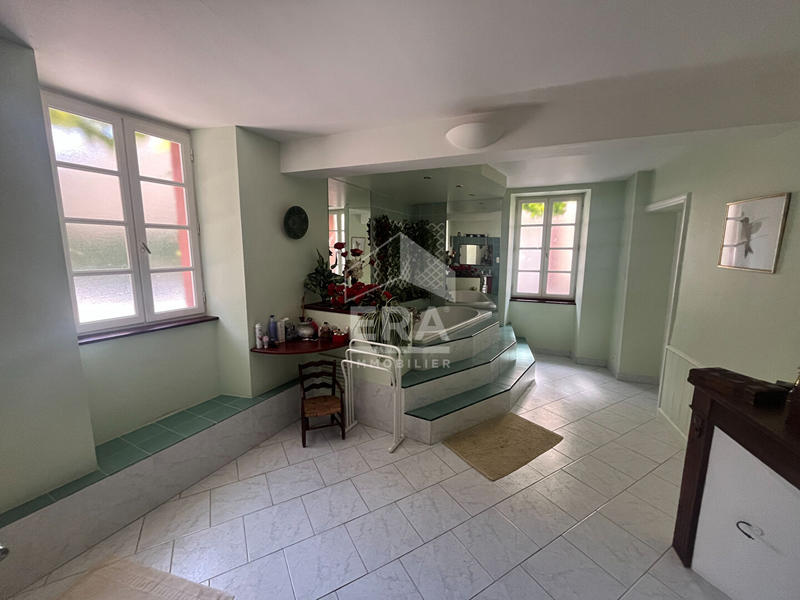 Maison - 370 m² - 8 pièces