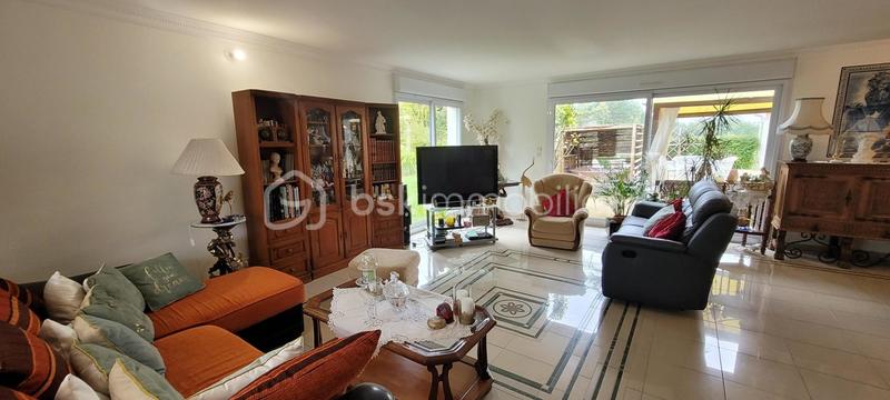 Maison - 230 m² - 8 pièces