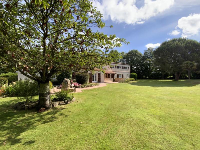 Pavillon - 262 m² - 7 pièces