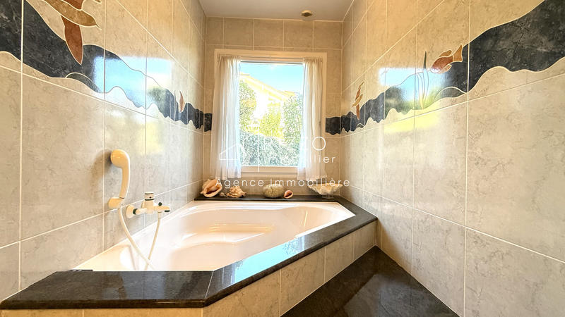 Maison - 263 m² - 7 pièces