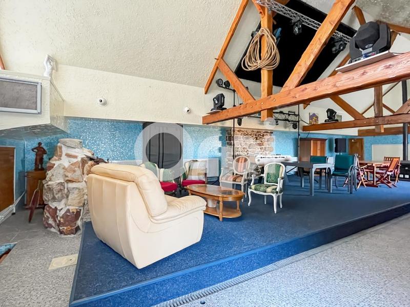 Maison - 220 m² - 6 pièces