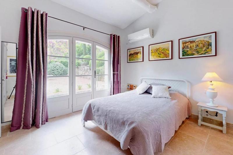 Propriété - 230 m² - 6 pièces