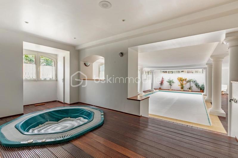 Propriété - 453 m² - 9 pièces