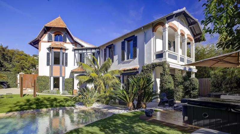 Villa - 216 m² - 6 pièces