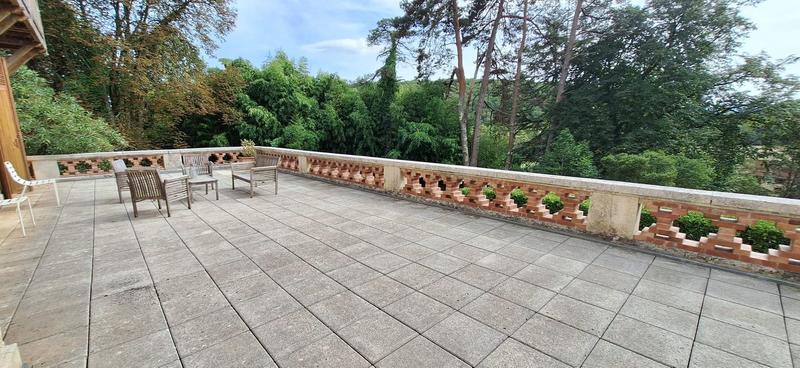 Maison - 1 500 m² - 40 pièces