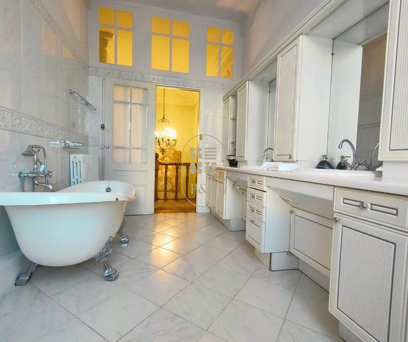 Maison - 408 m² - 8 pièces