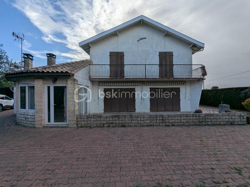 Maison traditionnelle - 250 m² - 11 pièces