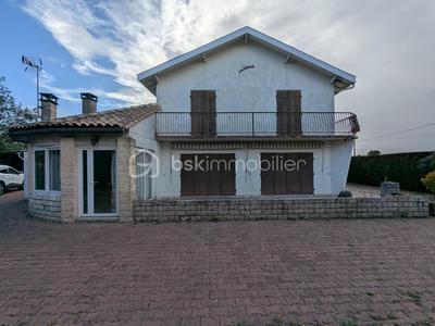 Maison traditionnelle - 250 m² - 11 pièces