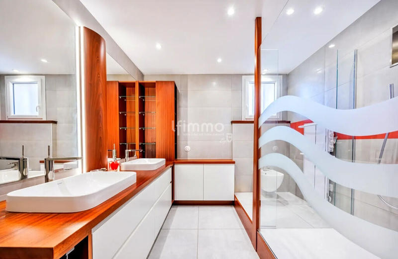 Maison - 227 m² - 8 pièces