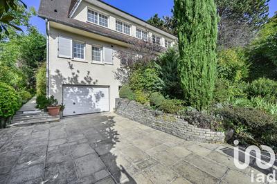 Maison - 250 m² - 10 pièces