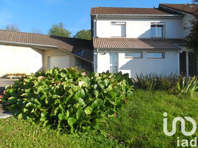 Maison - 240 m² - 9 pièces