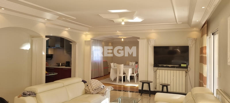 Maison - 400 m² - 12 pièces