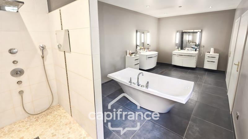 Maison - 428 m² - 8 pièces