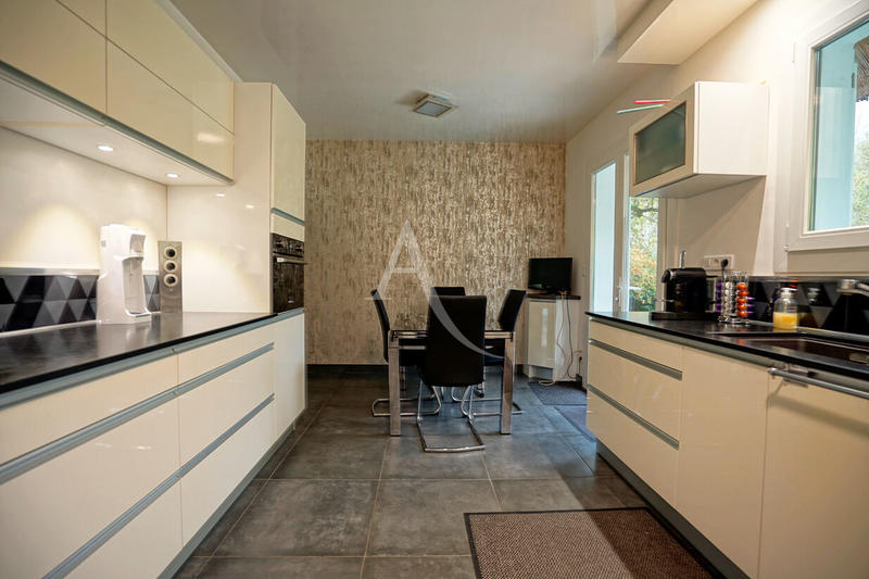 Maison - 250 m² - 8 pièces