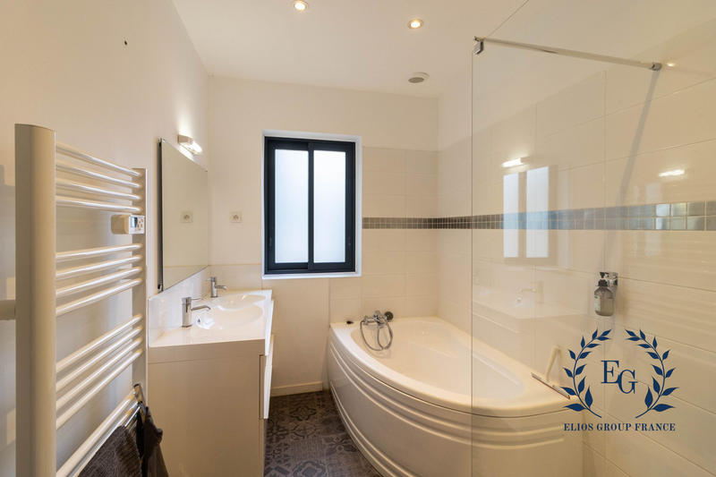 Maison contemporaine - 300 m² - 10 pièces