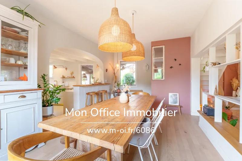 Maison - 230 m² - 8 pièces