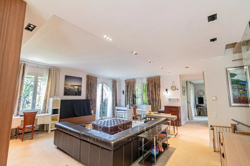 Maison - 246 m² - 6 pièces