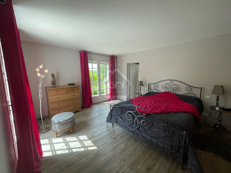 Maison - 270 m² - 8 pièces