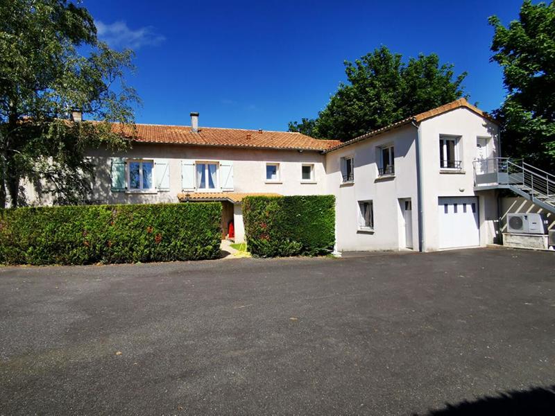 Maison - 215 m² - 14 pièces