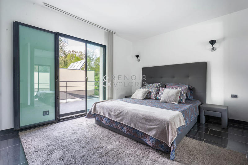 Maison contemporaine - 370 m² - 7 pièces