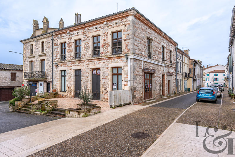 Maison - 597 m² - 12 pièces