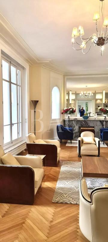 Propriété - 450 m² - 8 pièces