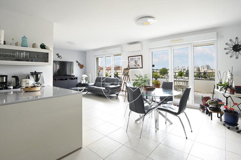 Appartement - 93 m² - 5 pièces