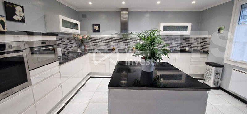 Maison - 244 m² - 10 pièces