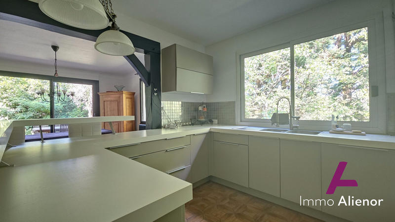 Maison - 215 m² - 9 pièces