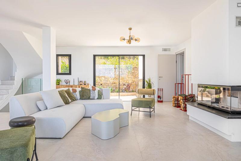 Maison - 375 m² - 10 pièces