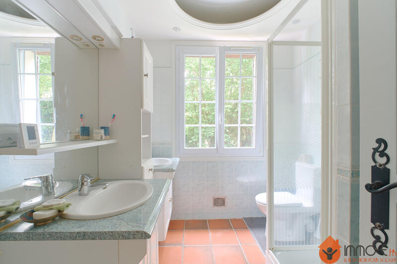 Maison - 270 m² - 10 pièces