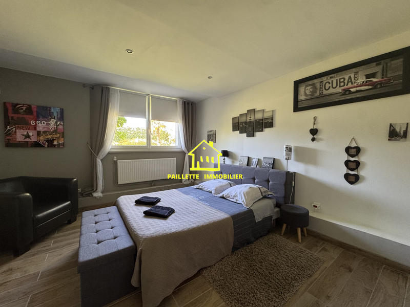 Maison traditionnelle - 355 m² - 7 pièces