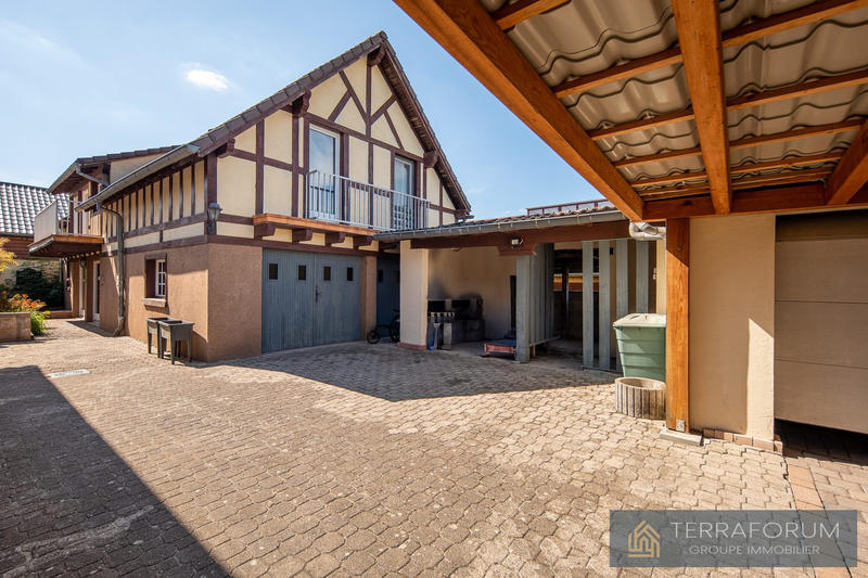 Maison - 202 m² - 9 pièces