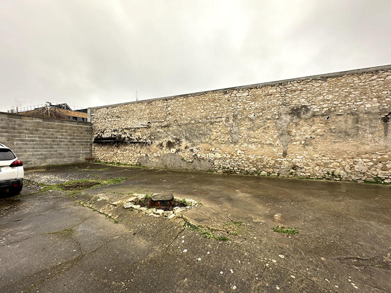 Immeuble - 9 m² - 11 pièces