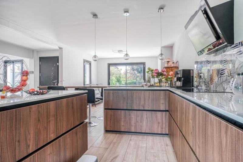 Maison - 210 m² - 8 pièces