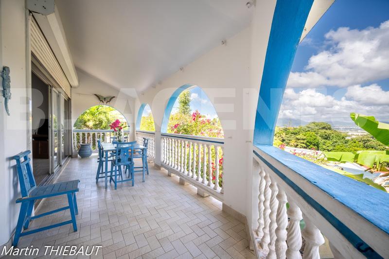 Maison - 260 m² - 12 pièces