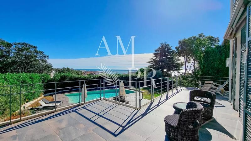 Villa - 270 m² - 8 pièces