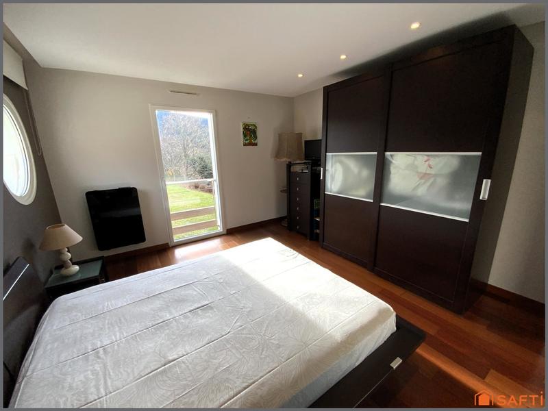 Maison - 230 m² - 7 pièces