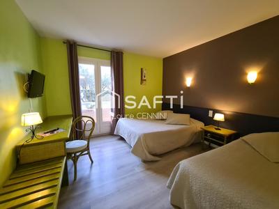 Local commercial - 1 050 m² - 35 pièces