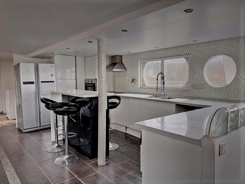 Maison - 230 m² - 15 pièces