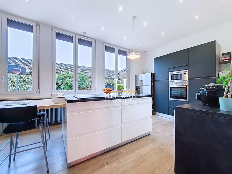 Maison - 325 m² - 11 pièces