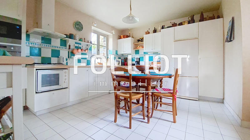 Maison - 235 m² - 10 pièces