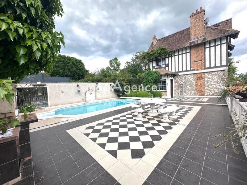 Maison - 220 m² - 7 pièces