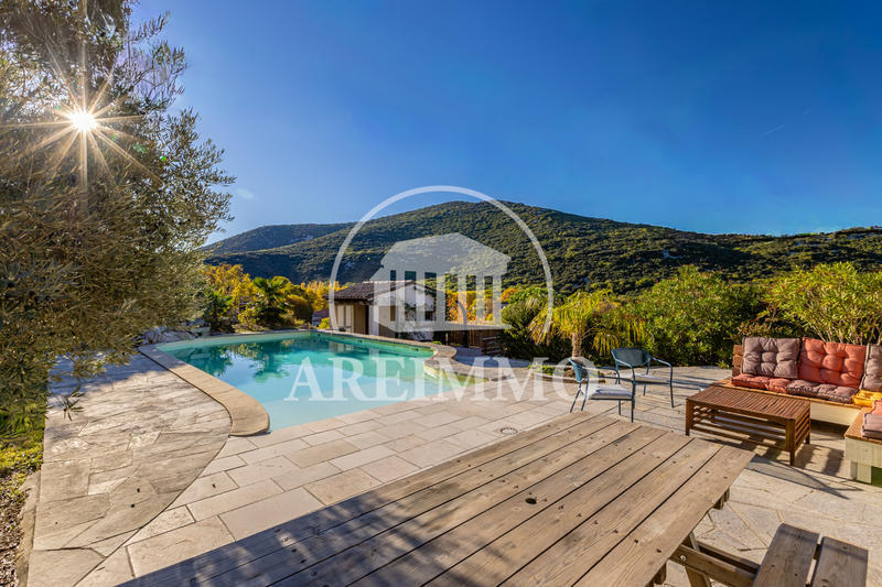 Maison - 228 m² - 11 pièces