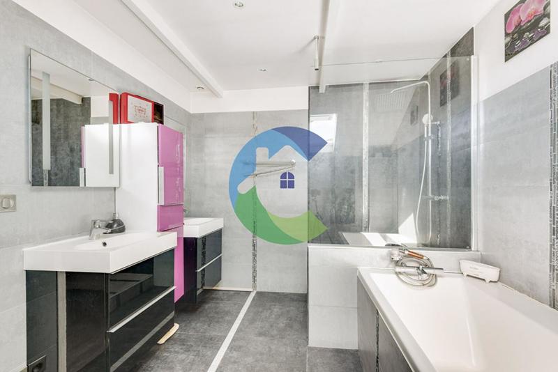 Maison - 247 m² - 7 pièces