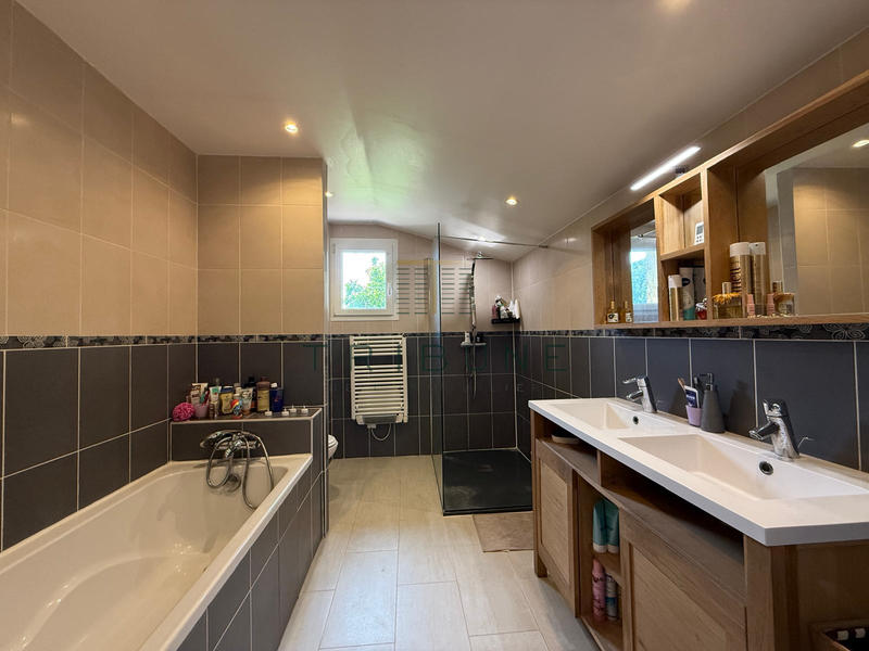 Maison - 235 m² - 8 pièces