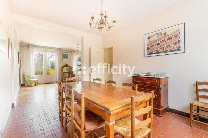 Maison - 240 m² - 12 pièces