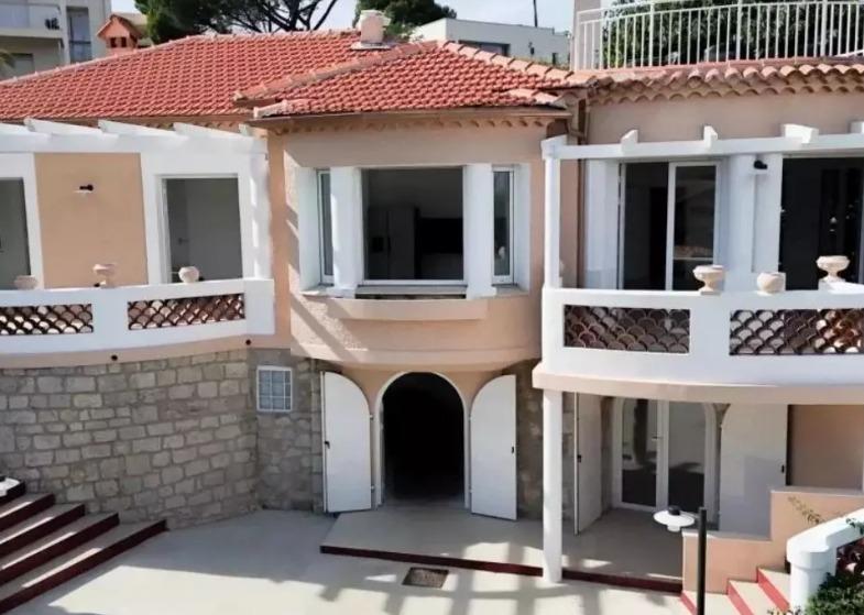 Villa - 260 m² - 10 pièces