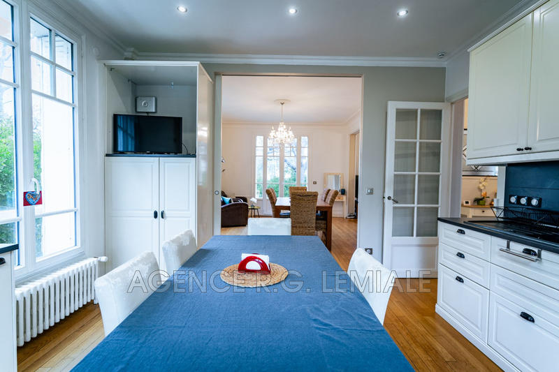 Maison - 230 m² - 11 pièces