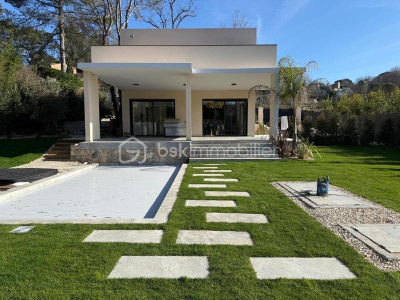 Maison traditionnelle - 318 m² - 5 pièces